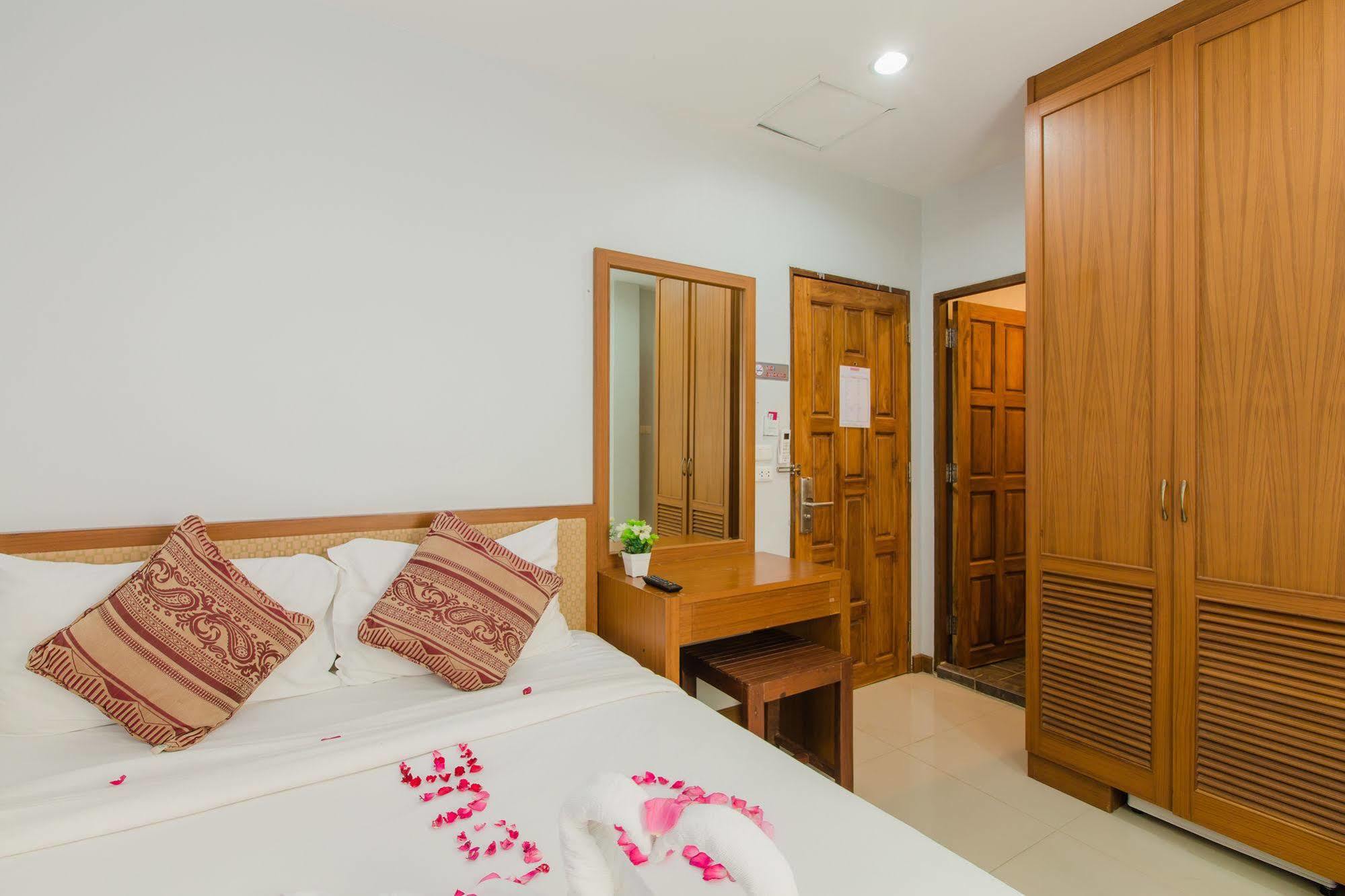 Hip Yaya Residences Patong Buitenkant foto